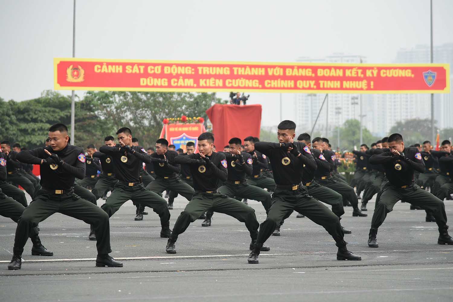 Mơ thấy cảnh sát cơ động đang làm nhiệm vụ: Ý nghĩa và phân tích tâm lý